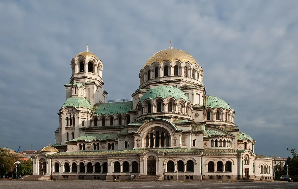 Позлатените куполи и камбанарията на храм-паметника „Св. Александър Невски“ в София