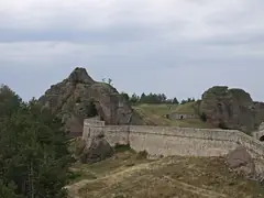 Крепостните стени на Калето между червените Белоградчишки скали