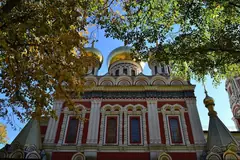 Позлатените куполи и шарената фасада на храм-паметника „Рождество Христово“ край Шипка