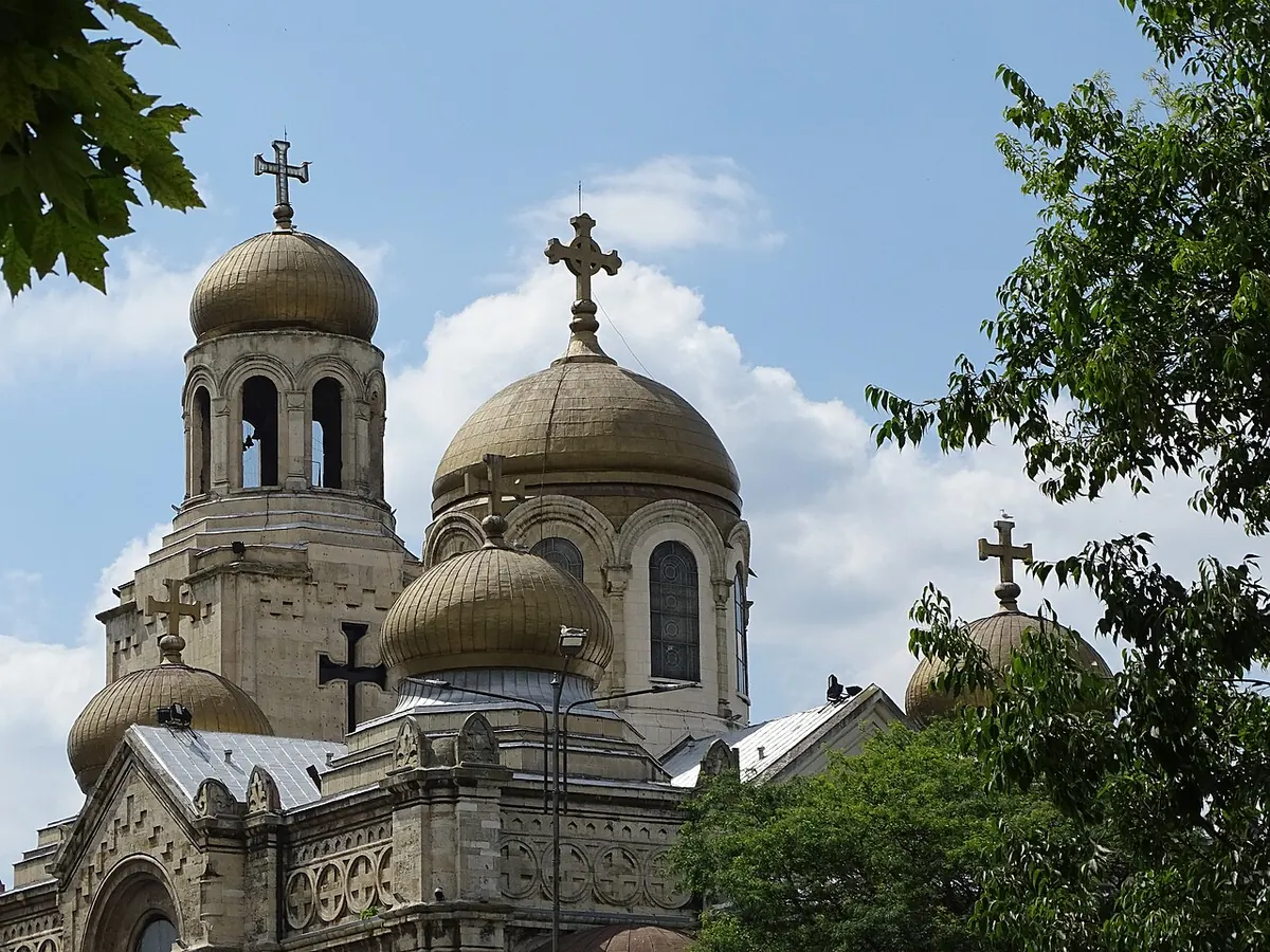 Куполите и камбанарията на катедралата „Успение Богородично“ във Варна
