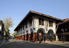 Възрожденска сграда с каменни аркади и дървен горен етаж в стария град на Несебър