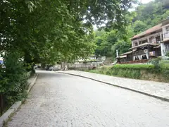 Калдъръмена улица с възрожденски къщи в Мелник
