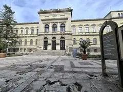 Главният вход на Археологическия музей във Варна
